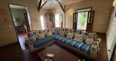 grande et belle maison bois rénovée, des années 1800, f5+ plain-pied de 140 m² habitables + 40 m² de varangue + deux petites maisons, 2 garages, le tout implanté sur un terrain plat de 912 m²