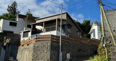 villa d'architecte  récente  vue mer.