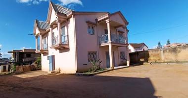 a louer, grande maison f6 à étage avec grand parking à antanandrano ambohitrarahaba