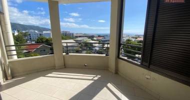 a vendre t2 avec varangue vue mer à ste clotilde residence lobellia