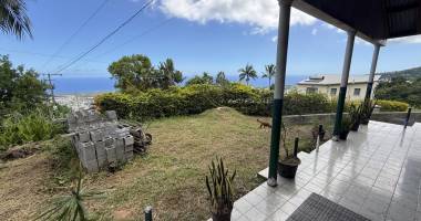 grande maison séparée en deux (f3 et un f5) implantée sur 913 m² de terrain avec vue imprenable mer et montagne.