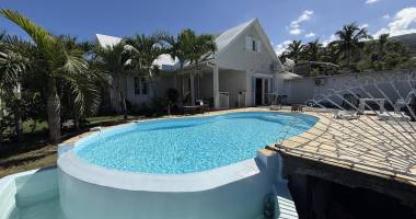 maison en r+1 constituée de trois logements (t4+t3+t1), garage, belle piscine au sel, située à la pointe des châteaux, sur une terrain de plat de 600 m² offrant une vue imprenable sur l'océan et la montagne.