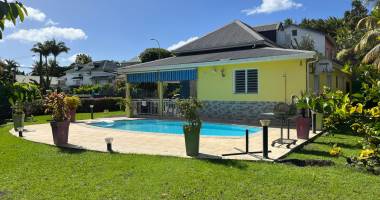 saint-claude, belle villa t4 avec mezzanine, piscine et garage sur un jardin clôturé