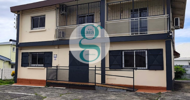 a louer - bureaux - commerce - locaux pro de 240m2 avec 1150m2 de terrain avec parking - st andré ville