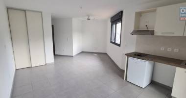 a louer grand studios neuf pour etudiant à la porte de l'université