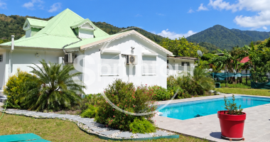 pointe-noire   villa de 150 m2 avec piscine au sel & jacuzzi