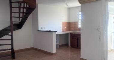 a louer très bel appartement f4 duplex rénové sur la résidence pluie d'or à saint denis rue ruisseau des noirs.