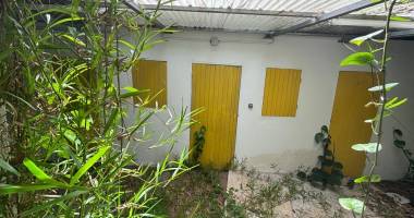 a vendre maison créole type t3/t4 + local commercial bien situé loué