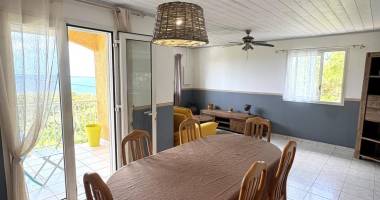 maison meublée t3 à louer sur sainte-rose avec vue mer