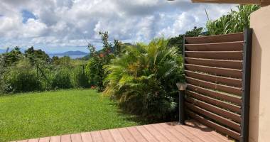 t4 duplex rÉnovÉ   résidence avec piscine, jardinet privatif et vue exceptionnelle sur les saintes