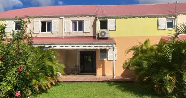 t4 duplex rÉnovÉ   résidence avec piscine, jardinet privatif et vue exceptionnelle sur les saintes