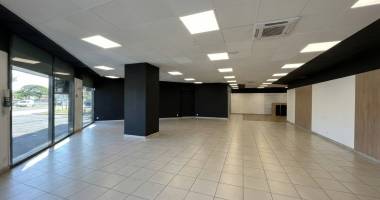 ravine blanche- le patio- local commercial de 269 m2 ou 185 m² - loyer  6286  ttc- disponible de suite
