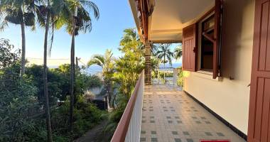 a vendre - sainte clotilde - villa de caractere sur terrain 1102