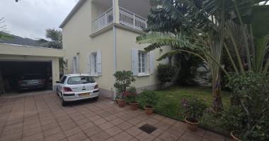 a vendre : grande villa idéale siège social ou bureaux d'entreprises au coeur de saint denis