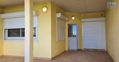 a vendre appartement f2 avec grande varangue et jardinet le tampon 14 éme