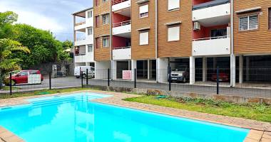 charmant t2 avec varangue et piscine  résidence bois noirs