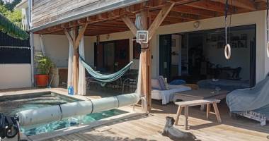 a vendre maison f4 de 180 m2 de surface avec piscine et vue mer a piton st leu