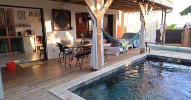 a vendre maison f4 de 180 m2 de surface avec piscine et vue mer a st leu