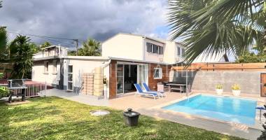 À louer - une maison meublee de type t4 d'environ 100,19 m2 - saint-pierre - 2 515 €/mois