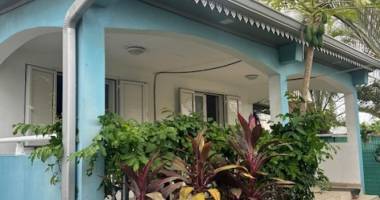 une jolie maisonnette f2 meublée de 51m2 à terre-sainte ile de la réunion