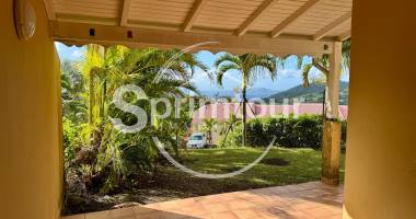 gourbeyre — duplex t3, entièrement rénové avec vue sur les saintes
