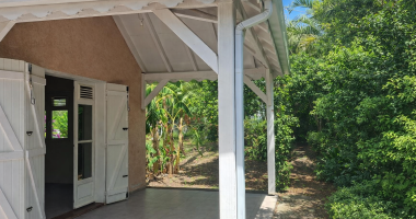 maison individuelle à louer (non meublée), située sur un terrain clôturé avec un grand jardin.