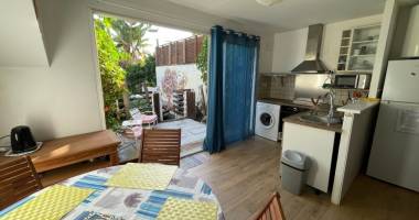 rare À saint-gilles-les-bains – f2 meublÉ avec jardin et parking