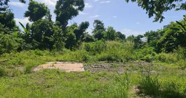 À vendre terrain de 330 m2 entièrement constructible À ste suzanne