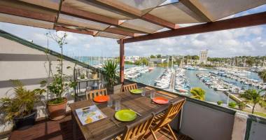 À vendre grand appartement meublÉ t3 avec vue mer box et citerne a gosier