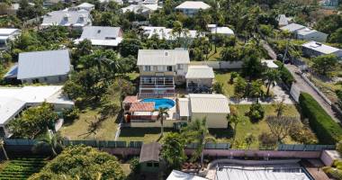 belle propriété f5/6 avec garages et piscine, idéalement située en hyper centre d'etang salé les hauts, en impasse, implantée sur un terrain plat de 1515 m² sans vis à vis.