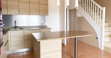 À louer   appartement t3 duplex   vue mer   route des hôtels - le gosier