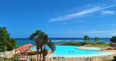 anse des rochers : t2 rdc de 29 m2 meuble acces plage et piscine