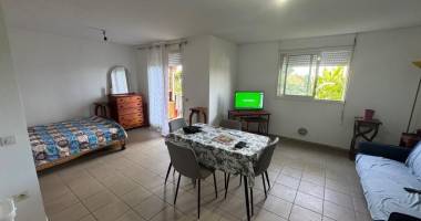 a louer grand studio d'environ 35 m² avec jardin privatif proche de l'université le tampon