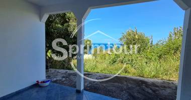 appartement bas de villa t3 situé dans le secteur de pigeon, bouillante