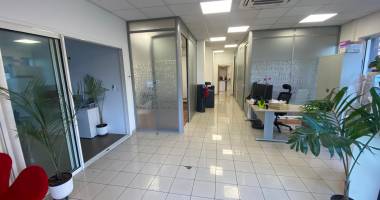a louer local commercial ou bureau 110m2 - la possession