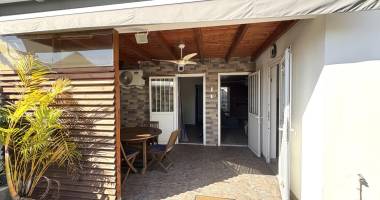 a louer jolie villa 3 chambres meublee et remise à neuf de 93m2 à saint-benoit