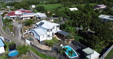 villa de standing 4 pièces avec vue mer, piscine et dépendance à saint-benoît