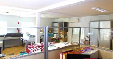 immeuble professionnel, parkings et logt f4  230 m² zone d?