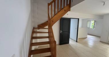 a vendre joli appartement duplex rénové de type f 2/3 proche du centre ville du tampon