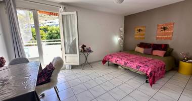 st gilles centre a pied : apt t1 dernier etage