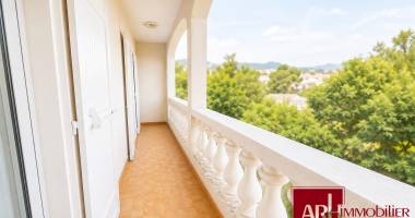 a vendre - joli t4 - 1 er étage - refait à neuf +coursive+park