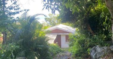 a vendre - terrain  saint-paul de 1012 m2,dont 910 m2 constructible -vue sur mer - bois rouge