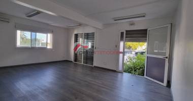 local commercial 55 m2 - proche bd bank - 3 parkings privatifs