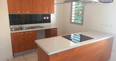 vente d'un appartement t4 en duplex (76 m²) avec varangue de 12 m², idéalement situé au centre-ville de st pierre.