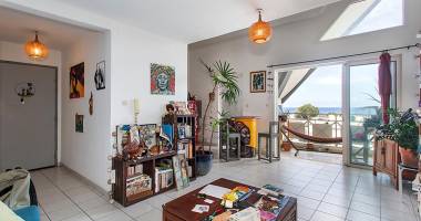 À vendre appartement t3 (77 m²) au dernier étage avec vue mer à saint-pierre !