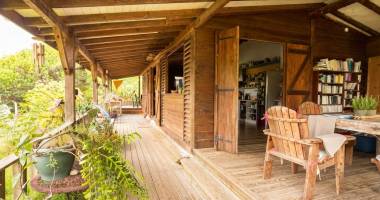 belle maison atypique à 5m de la plage de bois jolan - sainte anne