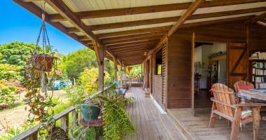 belle maison atypique à 5m de la plage de bois jolan - sainte anne