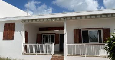 villa de type 4 avec 3 chambres + bureau +  garage ferme et jardin clos