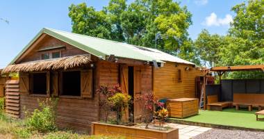 joli chalet dans cadre verdoyant - sainte anne