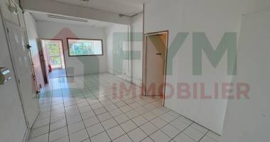 À louer   local professionnel / commercial d’environ 40 m2   saint-pierre 630€